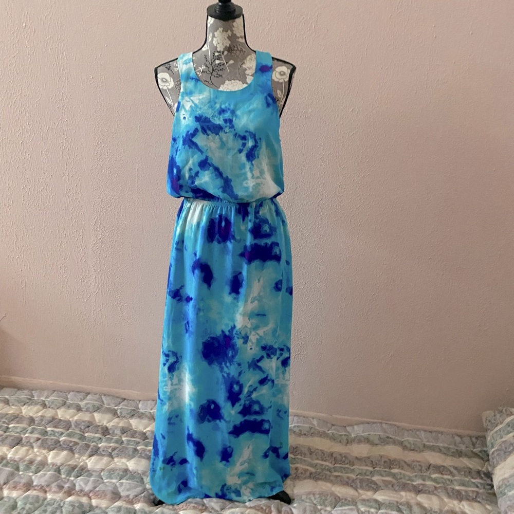 Casual maxi dress with open back